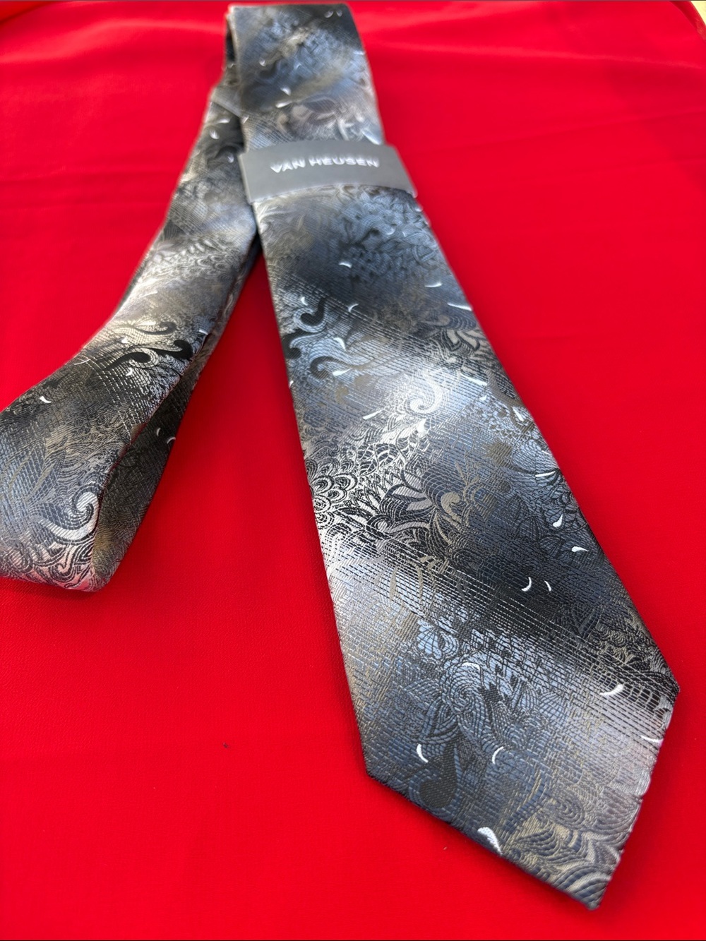 Van Heusen tie. NWT!!